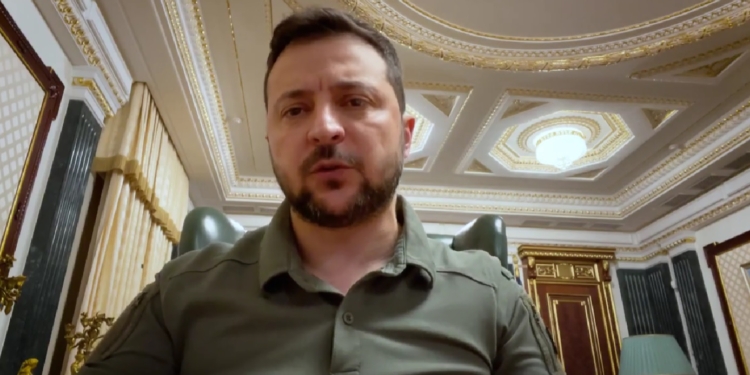 «Постійні спроби російського наступу на Донеччині напевно увійдуть в історію воєн як одне з найбільш цинічних убивств своїх же солдатів» – звернення Зеленського (ВІДЕО)