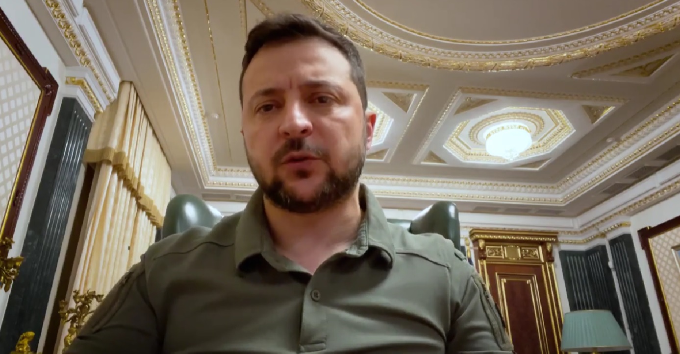 «Постійні спроби російського наступу на Донеччині напевно увійдуть в історію воєн як одне з найбільш цинічних убивств своїх же солдатів» – звернення Зеленського (ВІДЕО)