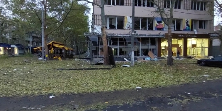 Пресофіцер Миколаївської ОВА показав наслідки ракетного обстрілу Миколаєва (ВІДЕО)