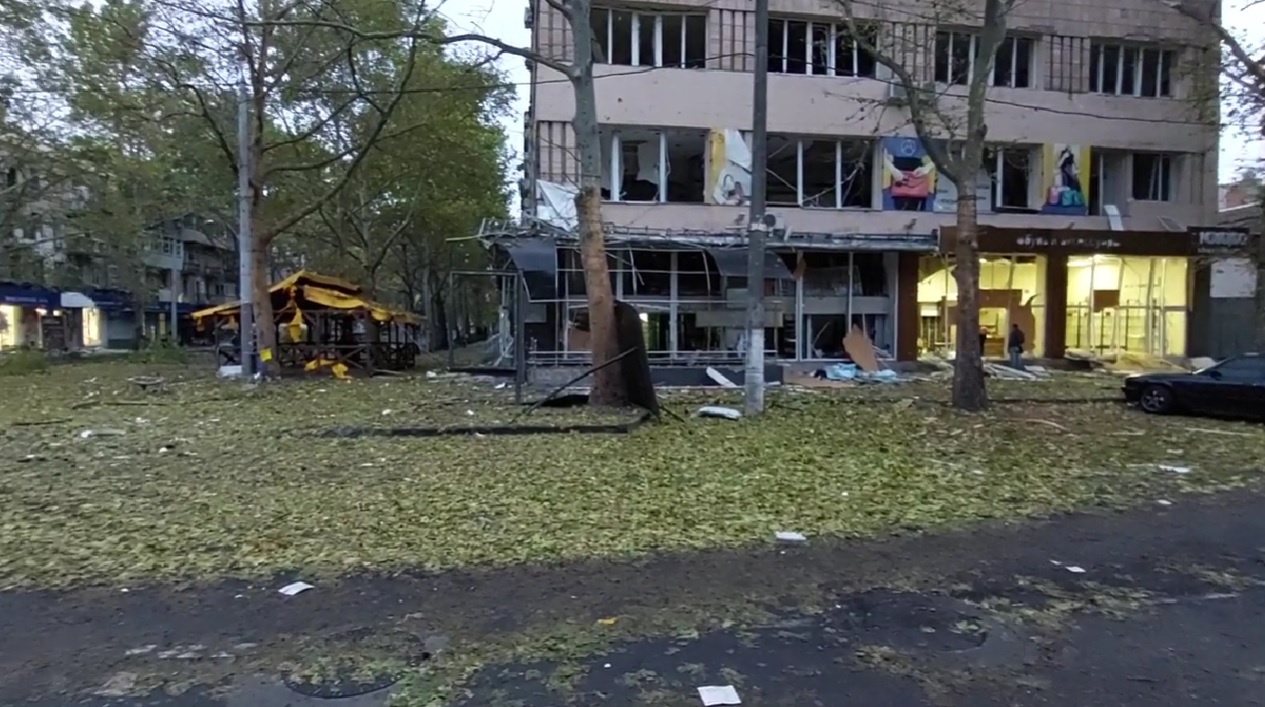 Пресофіцер Миколаївської ОВА показав наслідки ракетного обстрілу Миколаєва (ВІДЕО)