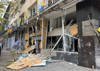 Пошкоджено мінімум 8 багатоповерхівок, магазини, виставкова зала – мер Миколаєва показав наслідки нічної ракетної атаки по центру міста (ФОТО)