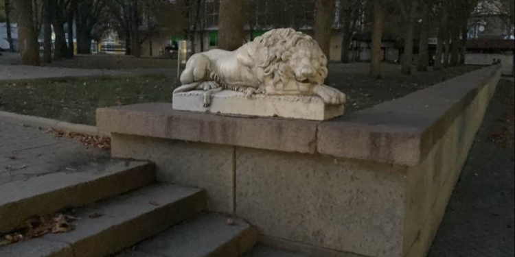 В Миколаєві прибрали Аркасівських левів – щоб вберегти під час російських атак на місто