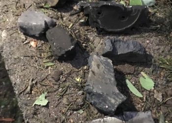 Росіяни вночі знов атакували Миколаїв – мер показав рештки ракети (ФОТО)