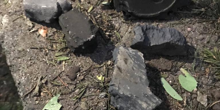 Росіяни вночі знов атакували Миколаїв – мер показав рештки ракети (ФОТО)