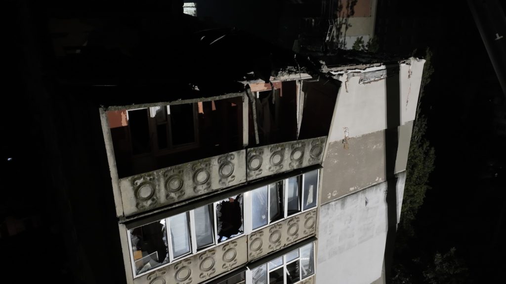 Рятувальна операція в Миколаєві на місці нічної ракетної атаки росіян по житловому будинку (ФОТО, ВІДЕО) 1