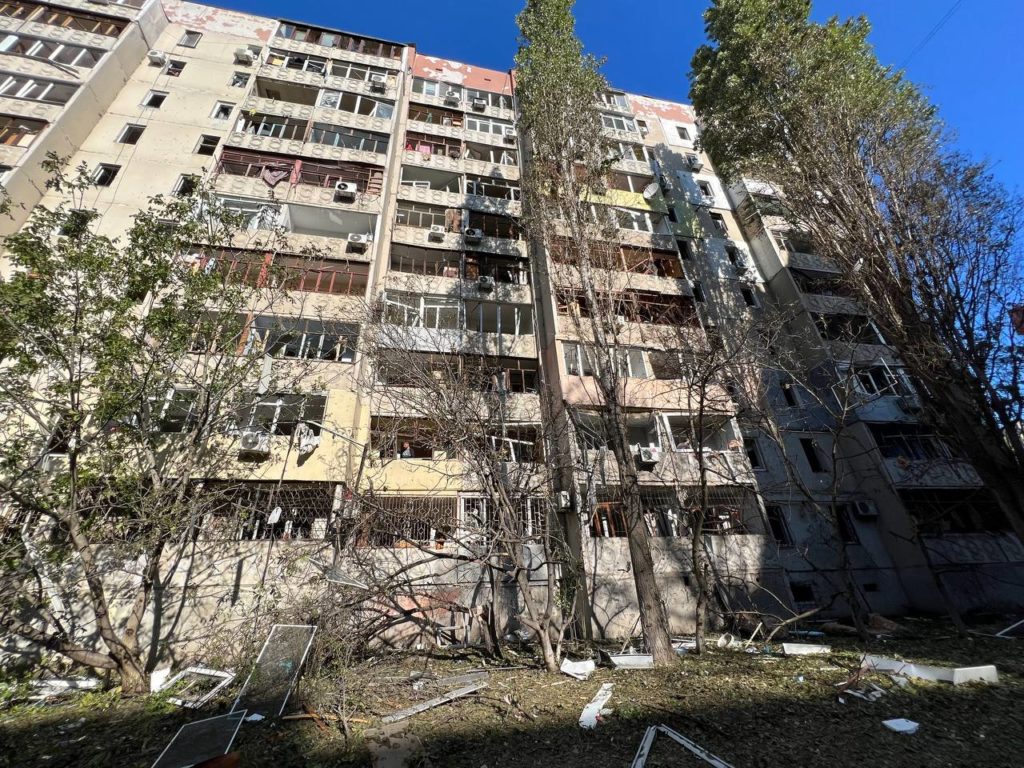 Миколаїв. Окрім будинку, в який вночі влучила ракета, постраждали ще 6 багатоповерхівок і понад 20 авто – мер (ФОТО) 1