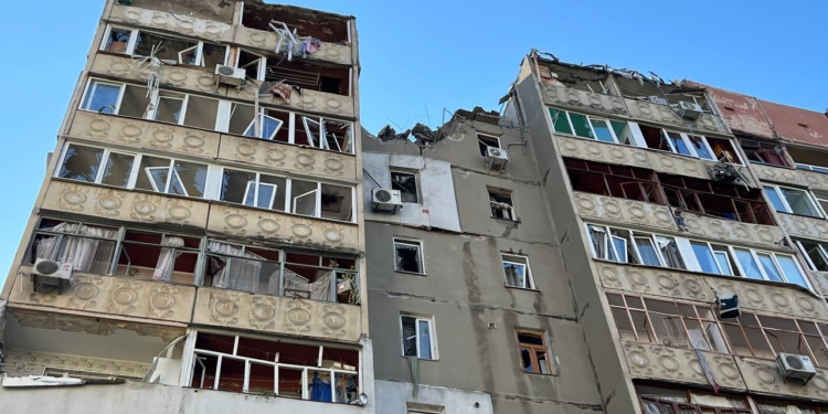 Під’їзд будинку в Миколаєві, в який вночі влучила ракета, – аварійний, людей відселять, – мер