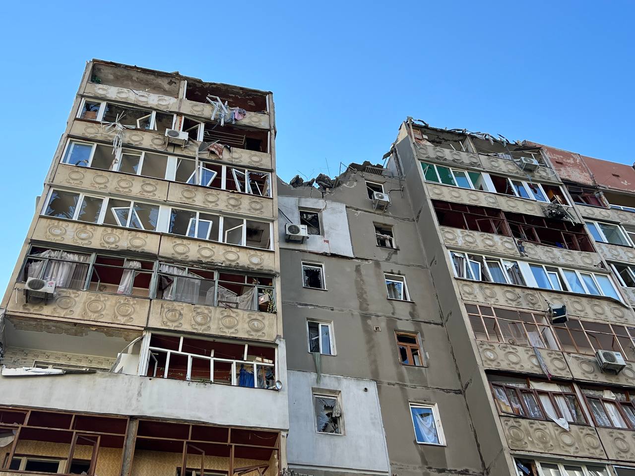 Під’їзд будинку в Миколаєві, в який вночі влучила ракета, - аварійний, людей відселять, - мер 23