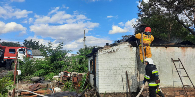 З 9 пожеж на Миколаївщині за добу 4 спалахнули через російські обстріли. Але 65-річна жінка загинула внаслідок «мирної» (ФОТО)