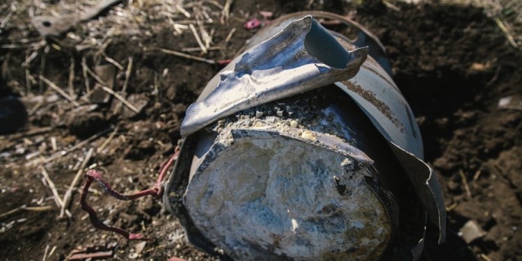 За добу на Миколаївщині рятувальники загасили 2 «мирні» пожежі та вилучили 8 боєприпасів, випущених росіянами по українцям (ФОТО)