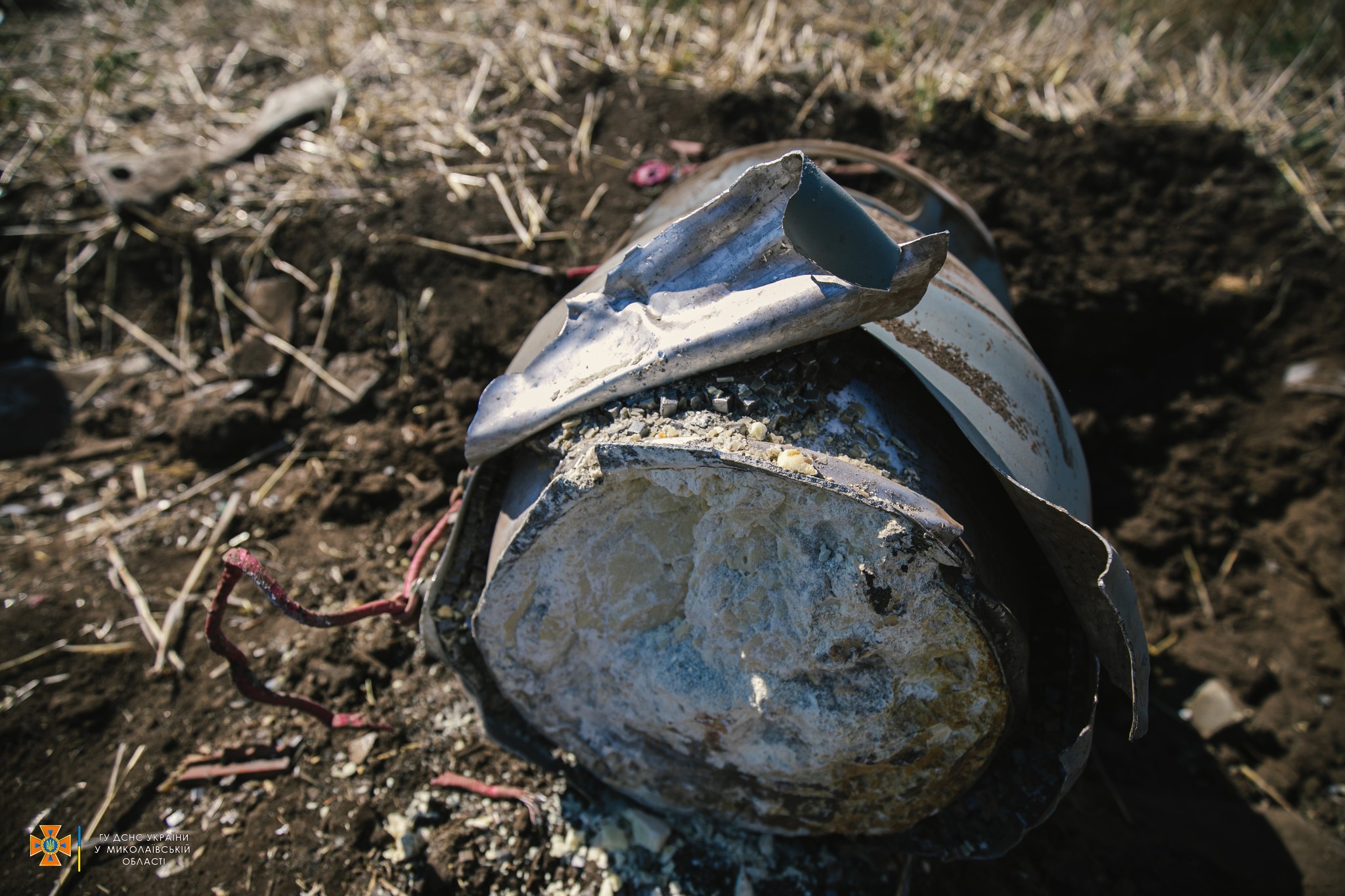 За добу на Миколаївщині рятувальники загасили 2 «мирні» пожежі та вилучили 8 боєприпасів, випущених росіянами по українцям (ФОТО)