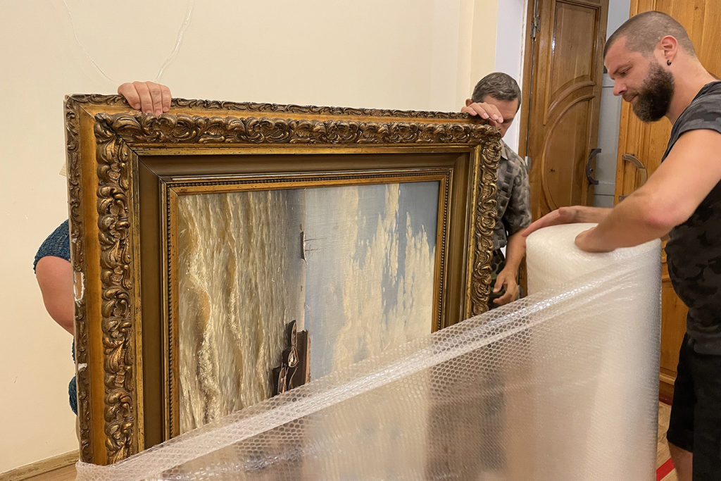 «То моє море»: миколаївці евакуювали колекцію Музею мариністичного живопису з Очакова (ФОТО) 1