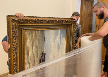 «То моє море»: миколаївці евакуювали колекцію Музею мариністичного живопису з Очакова (ФОТО)
