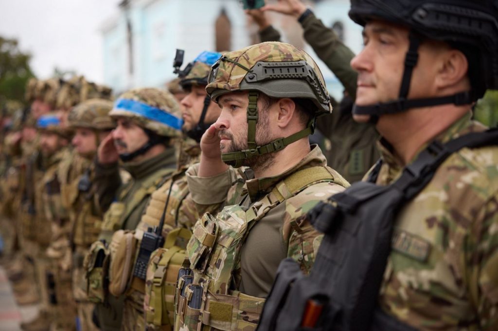 У звільнений від окупантів Ізюм приїхав Зеленський – щоб разом з десантниками підняти прапор України (ФОТО) 33