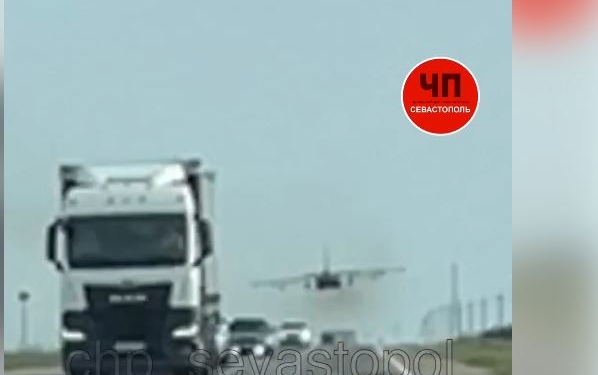 Спочатку свист, потім вибух – і літаки полетіли низько-низько. Що відбувається в Криму (ВІДЕО)