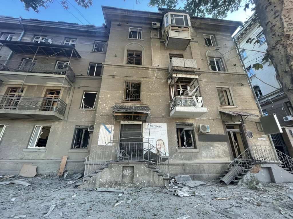 Миколаїв після нічного ракетного удару. Місто приводять до ладу комунальники (ФОТО) 33