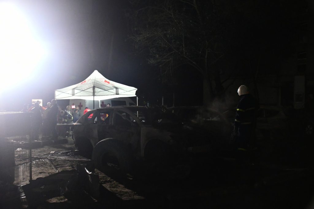 Рятувальна операція в Миколаєві на місці нічної ракетної атаки росіян по житловому будинку (ФОТО, ВІДЕО) 27