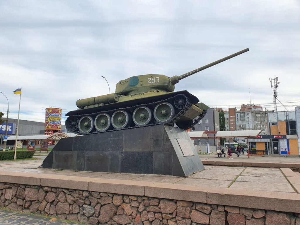 В каком городе установлен памятник танковому. Памятник танкистам-освободителям Севастополя. Мемориал танк т-34 Дмитров. Памятник т-34 в Киеве. Памятник освободителям Тамани – танк т-34.