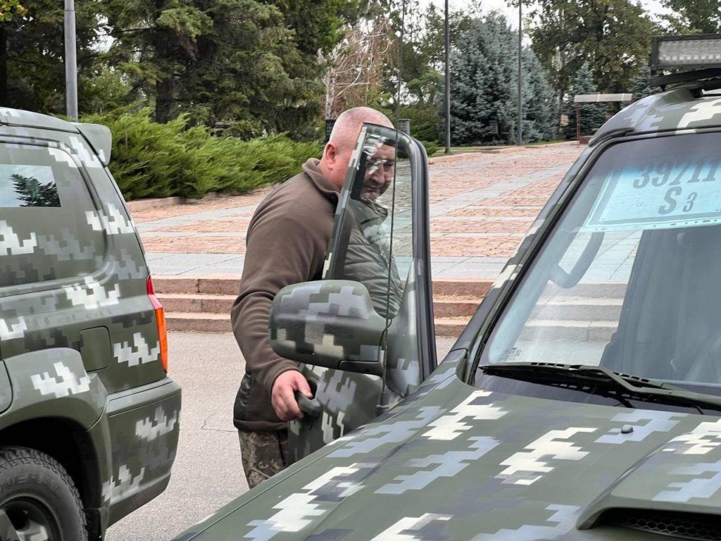 В Миколаєві волонтери передали чотири позашляховики на потреби українських військових (ФОТО) 3