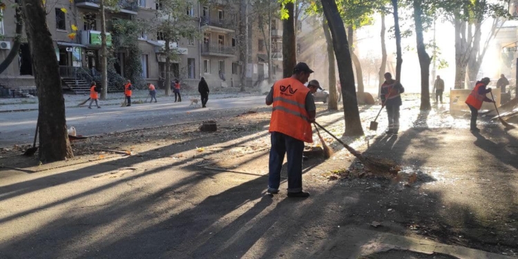 Миколаїв після нічного ракетного удару. Місто приводять до ладу комунальники (ФОТО)