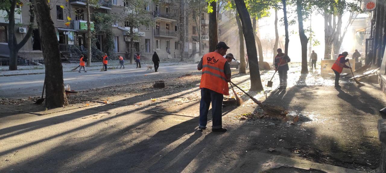 Миколаїв після нічного ракетного удару. Місто приводять до ладу комунальники (ФОТО)