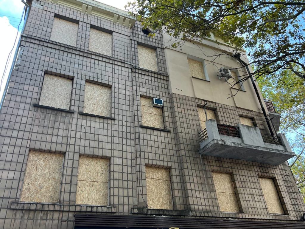 Ліквідація наслідків вчорашньої ракетної атаки по центру Миколаєва: вікна багатоповерхівок «зашиті» ОСБ-плитами, йде заміна труби пошкодженого водоводу (ФОТО) 3