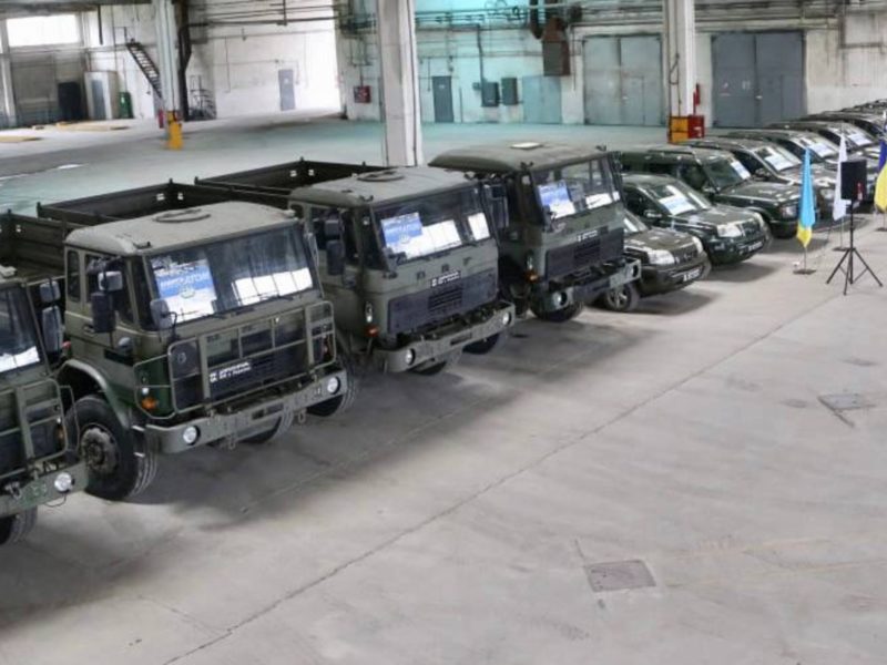 На Миколаївщині «Енергоатом» передав захисникам України 10 позашляховиків та 4 вантажних автомобілі (ФОТО)