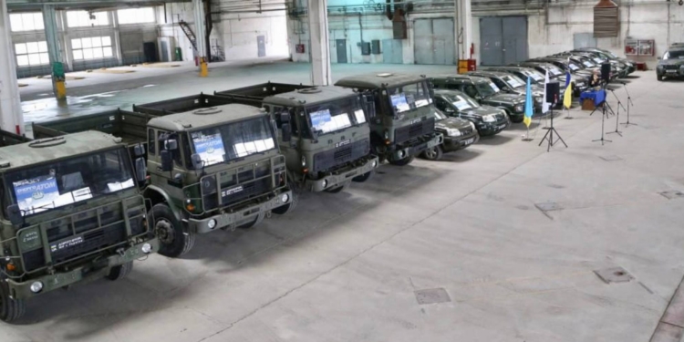 На Миколаївщині «Енергоатом» передав захисникам України 10 позашляховиків та 4 вантажних автомобілі (ФОТО)