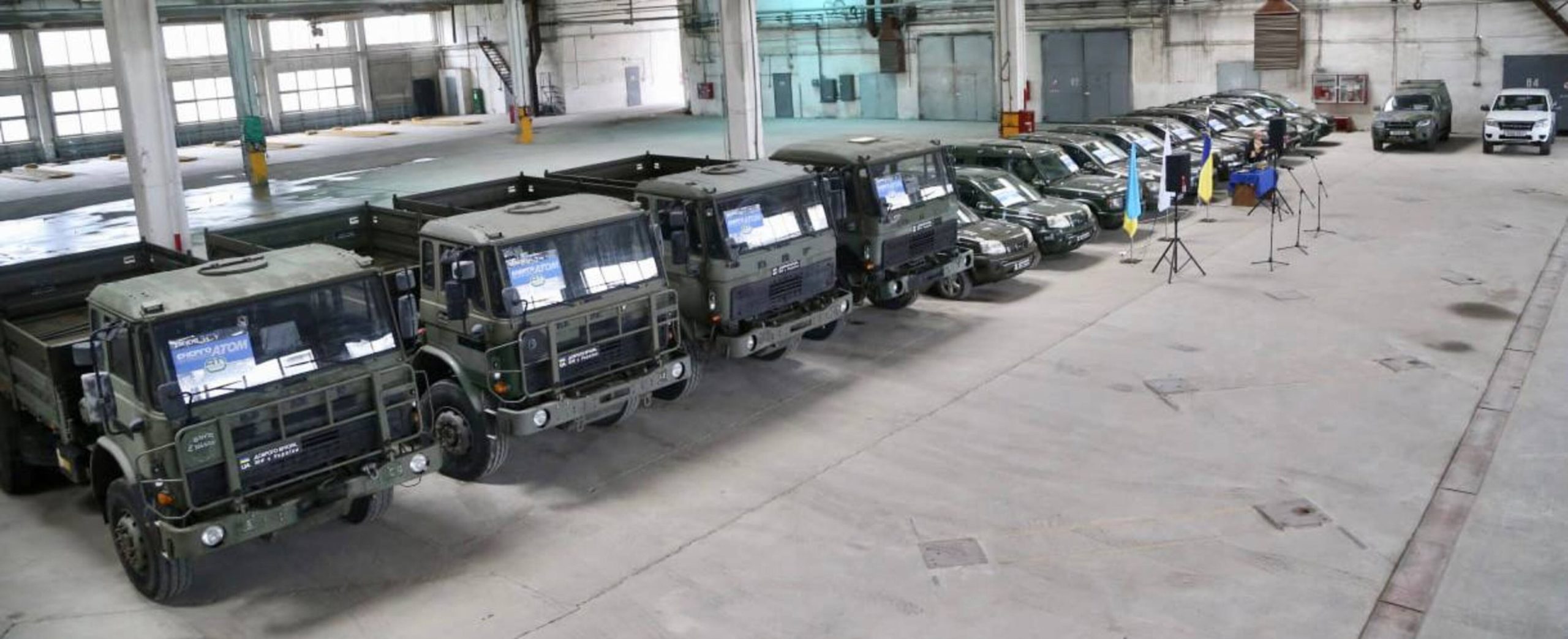 На Миколаївщині «Енергоатом» передав захисникам України 10 позашляховиків та 4 вантажних автомобілі (ФОТО)