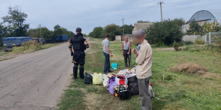 На Херсонщині 12 літніх людей пішки шли кілька кілометрів і переходили вбрід Інгулець, аби вибратися з окупації (ФОТО)