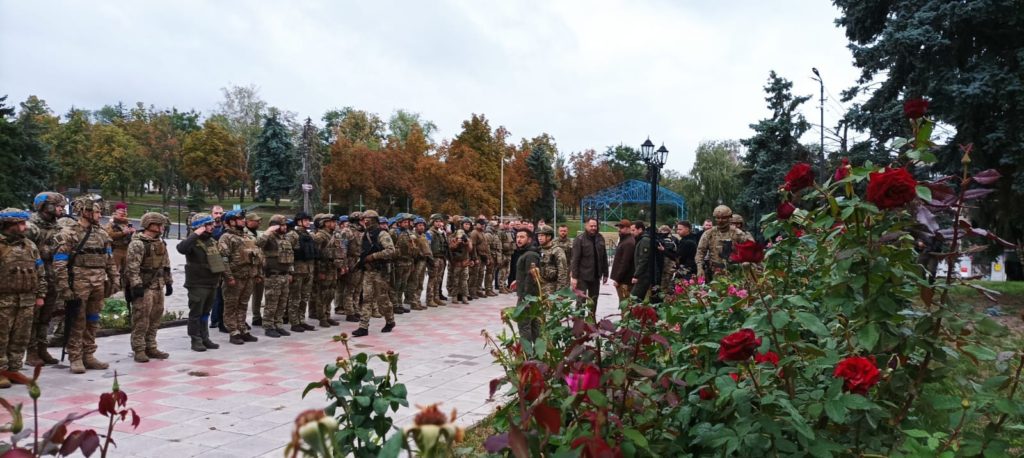 У звільнений від окупантів Ізюм приїхав Зеленський – щоб разом з десантниками підняти прапор України (ФОТО) 3