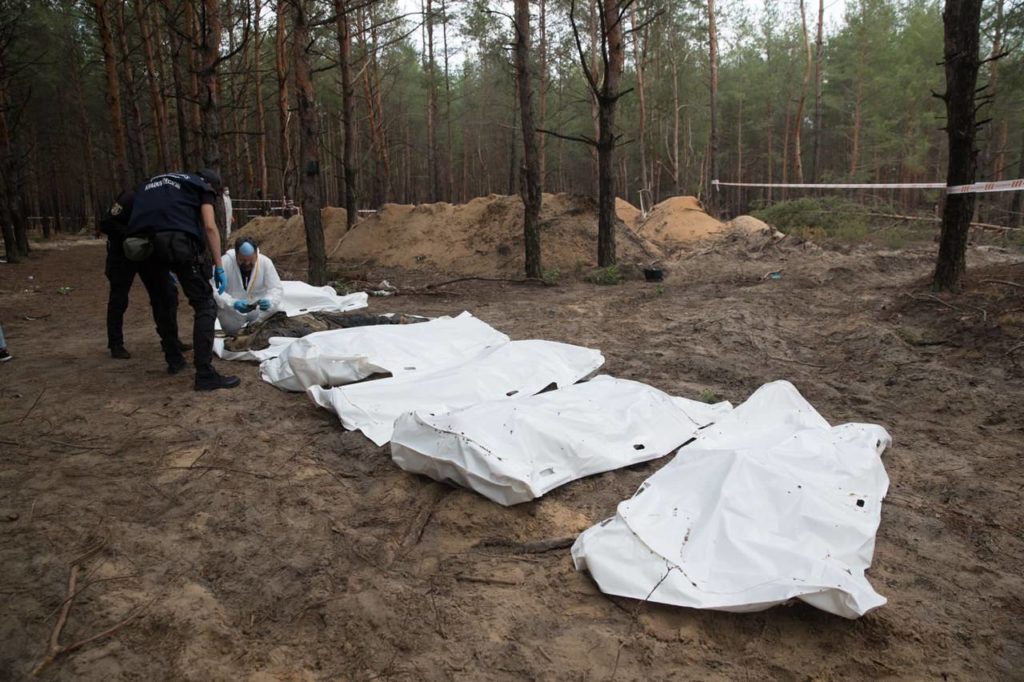 «Росія залишає по собі тільки смерть і страждання»: Зеленський опублікував фото з місця масового поховання людей в Ізюмі (ФОТО) 3