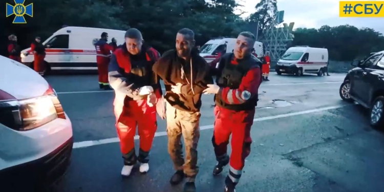 СБУ показала кадри обміну українських військовополонених (ВІДЕО)