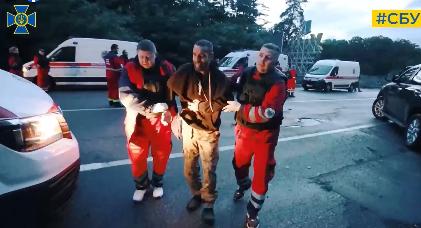 СБУ показала кадри обміну українських військовополонених (ВІДЕО)