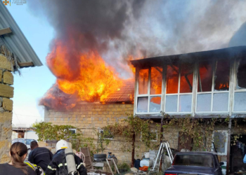 Рятувальники ліквідували пожежу у житловому будинку Очакова (ФОТО)