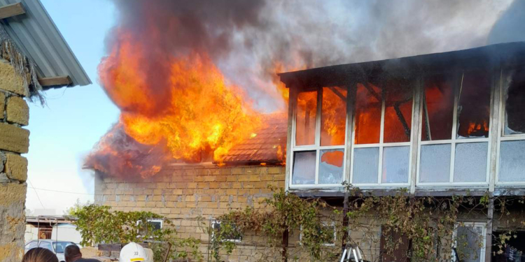 Рятувальники ліквідували пожежу у житловому будинку Очакова (ФОТО)