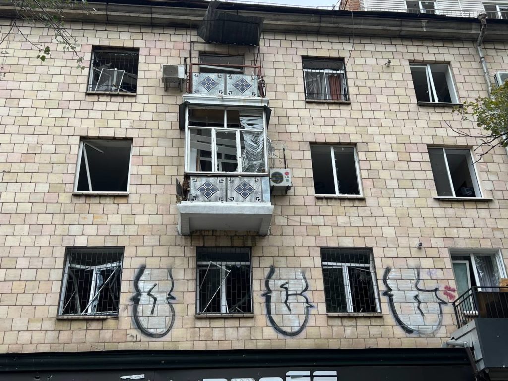 Пошкоджено мінімум 8 багатоповерхівок, магазини, виставкова зала – мер Миколаєва показав наслідки нічної ракетної атаки по центру міста (ФОТО) 5