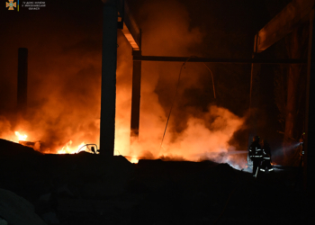 В Миколаєві через нічні обстріли горіло складське приміщення в Інгульському районі. Що ще гасили рятувальники за добу (ФОТО, ВІДЕО)