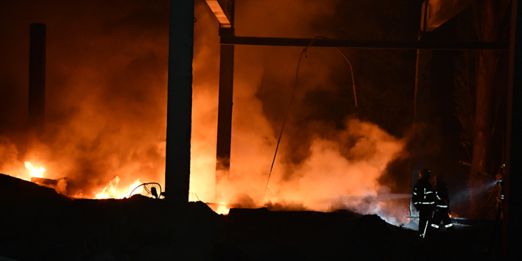 В Миколаєві через нічні обстріли горіло складське приміщення в Інгульському районі. Що ще гасили рятувальники за добу (ФОТО, ВІДЕО)