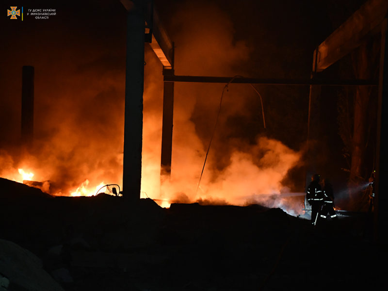 В Миколаєві через нічні обстріли горіло складське приміщення в Інгульському районі. Що ще гасили рятувальники за добу (ФОТО, ВІДЕО)