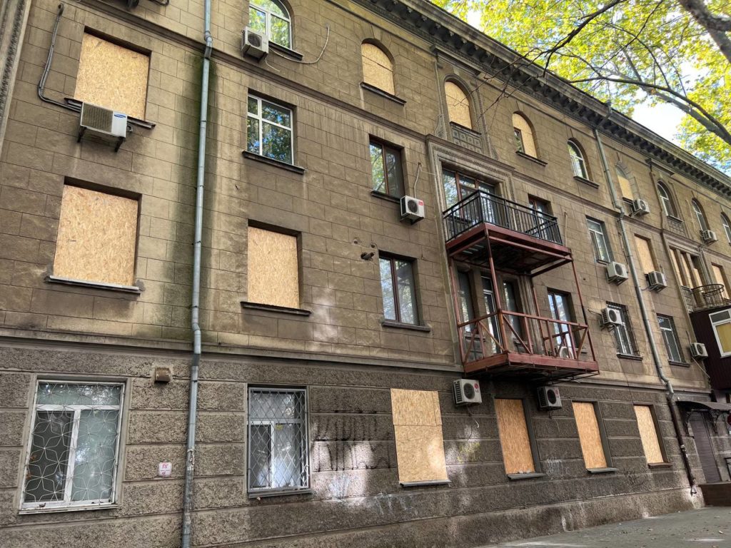 Ліквідація наслідків вчорашньої ракетної атаки по центру Миколаєва: вікна багатоповерхівок «зашиті» ОСБ-плитами, йде заміна труби пошкодженого водоводу (ФОТО) 5