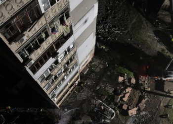 Рятувальна операція в Миколаєві на місці нічної ракетної атаки росіян по житловому будинку (ФОТО, ВІДЕО)