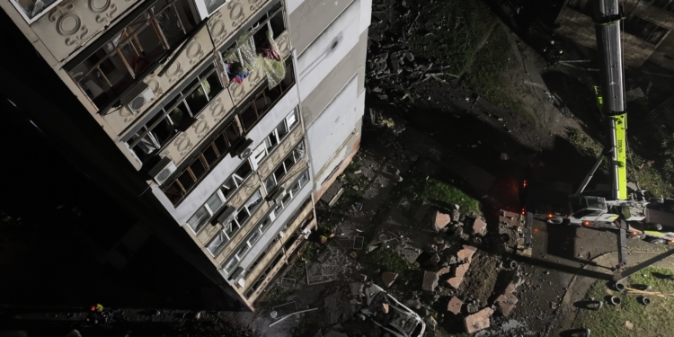Рятувальна операція в Миколаєві на місці нічної ракетної атаки росіян по житловому будинку (ФОТО, ВІДЕО)