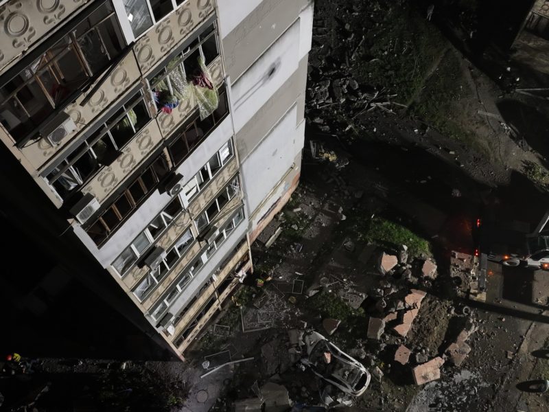 Рятувальна операція в Миколаєві на місці нічної ракетної атаки росіян по житловому будинку (ФОТО, ВІДЕО)