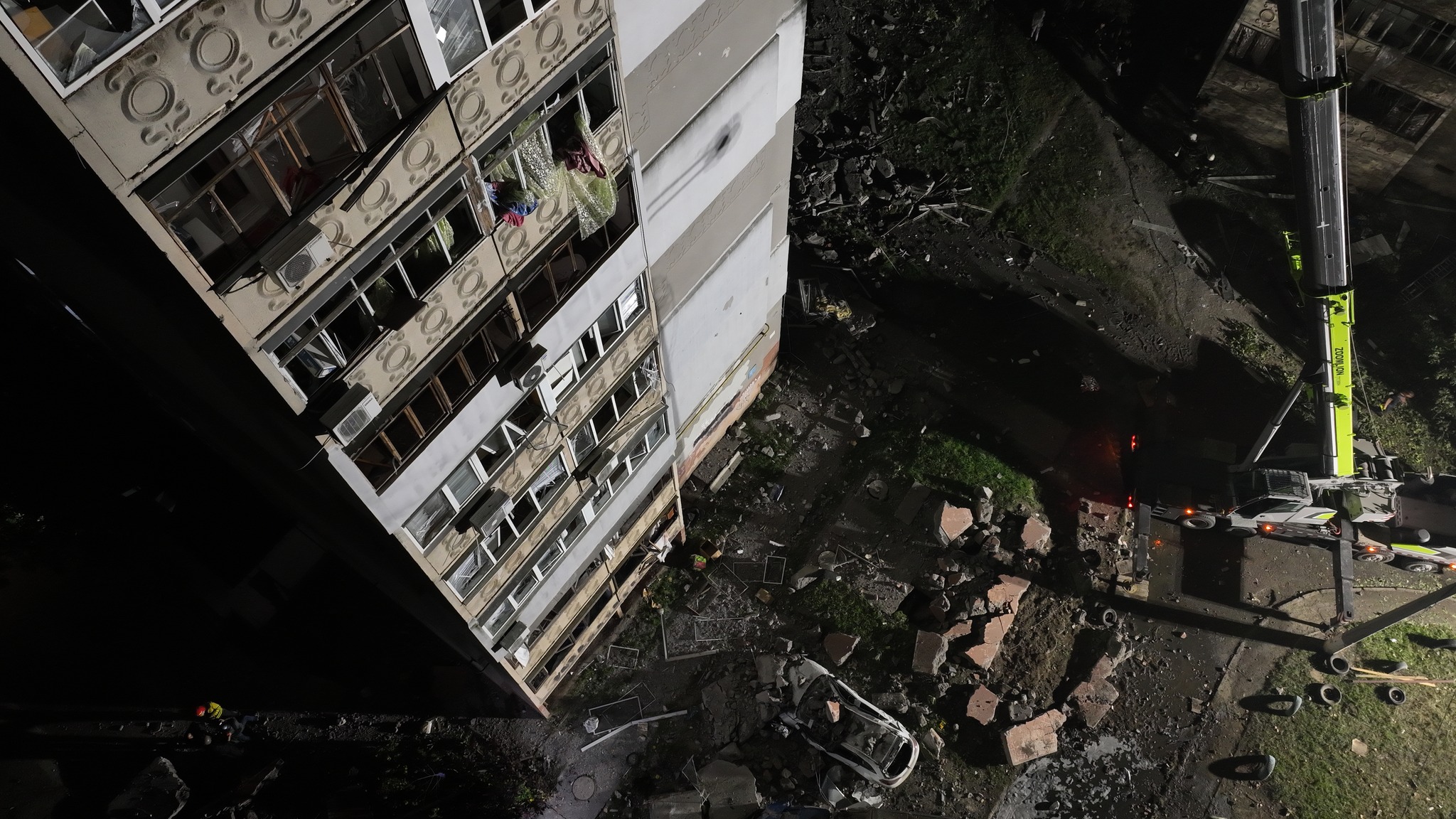 Рятувальна операція в Миколаєві на місці нічної ракетної атаки росіян по житловому будинку (ФОТО, ВІДЕО) 31