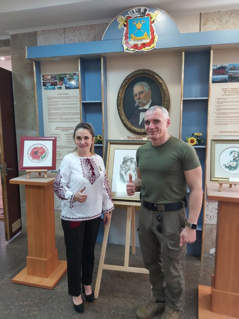 Перша з початку російського вторгнення: в Миколаєві відкрилась персональна виставка вишивальниці Єлизавети Козирєвої (ФОТО) 5