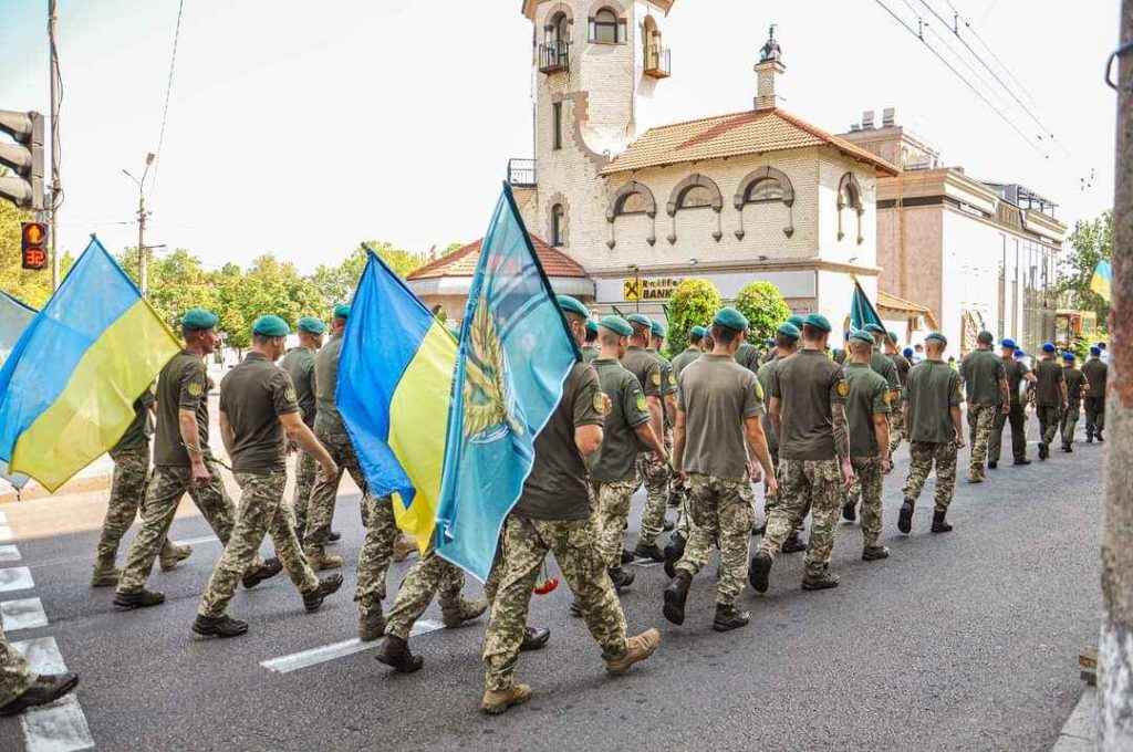 «Маємо за честь бути на варті захисту твоїх мешканців!»: морпіхи привітали Миколаїв з Днем міста 6