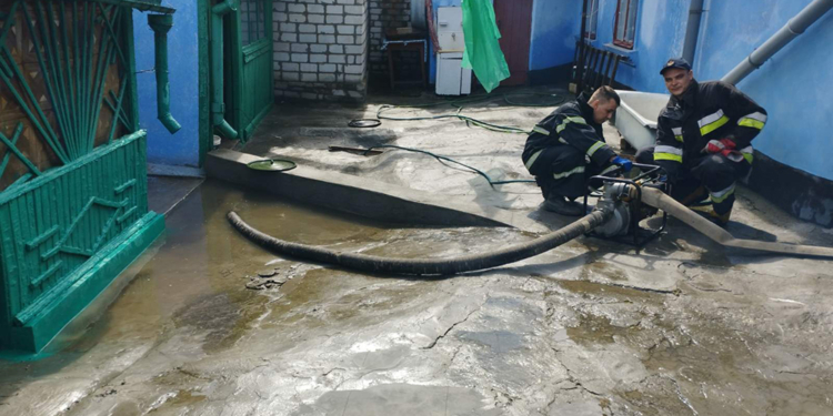 Злива в Очакові: рятувальники відкачали з двору літньої жінки 1 тонну води (ФОТО)