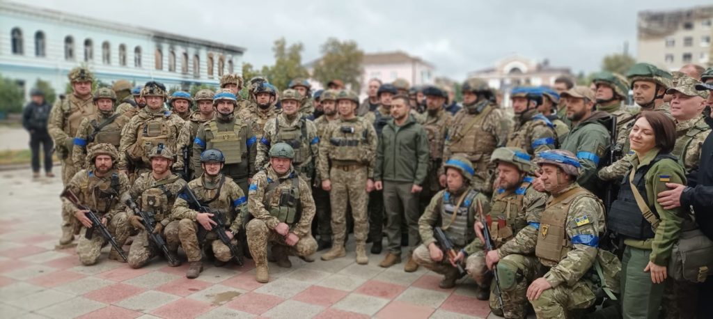 У звільнений від окупантів Ізюм приїхав Зеленський – щоб разом з десантниками підняти прапор України (ФОТО) 5