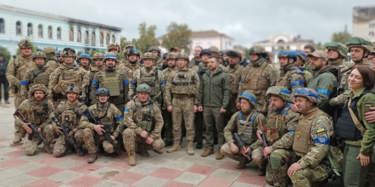 У звільнений від окупантів Ізюм приїхав Зеленський – щоб разом з десантниками підняти прапор України (ФОТО)